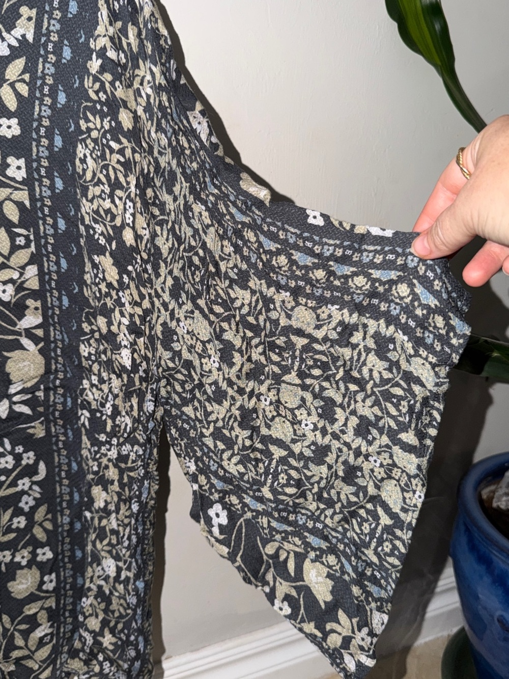 Womens Floral Tie-Front V-Neck Blouse - Picture 4 of 6